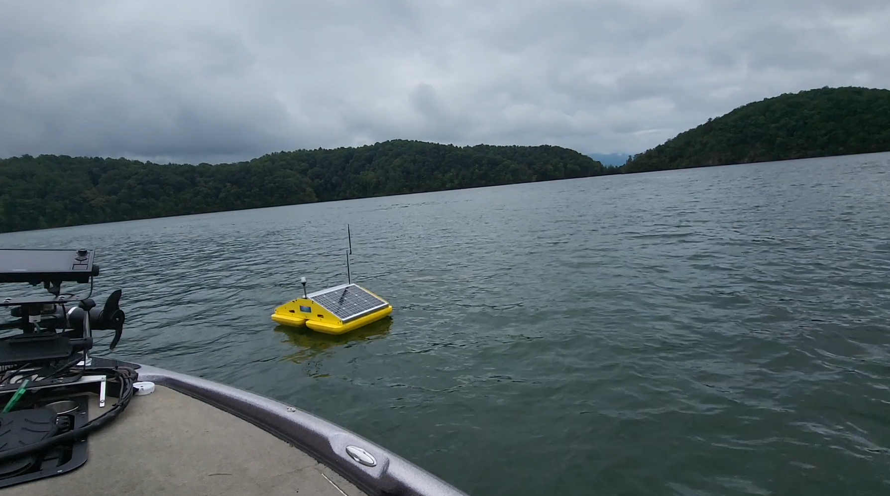 algae detecting solaraft floating in lake water